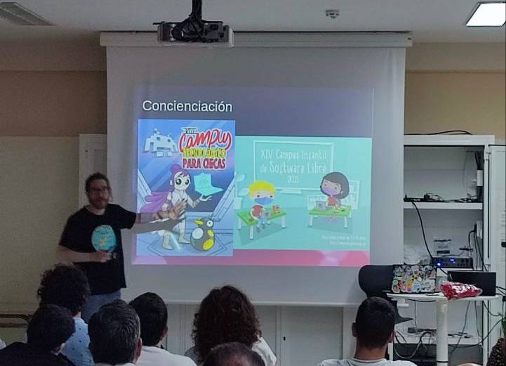 El director de la OSL delante de su presentaci贸n en las que se ven los cateles del campus SereIngeniera y el infantil